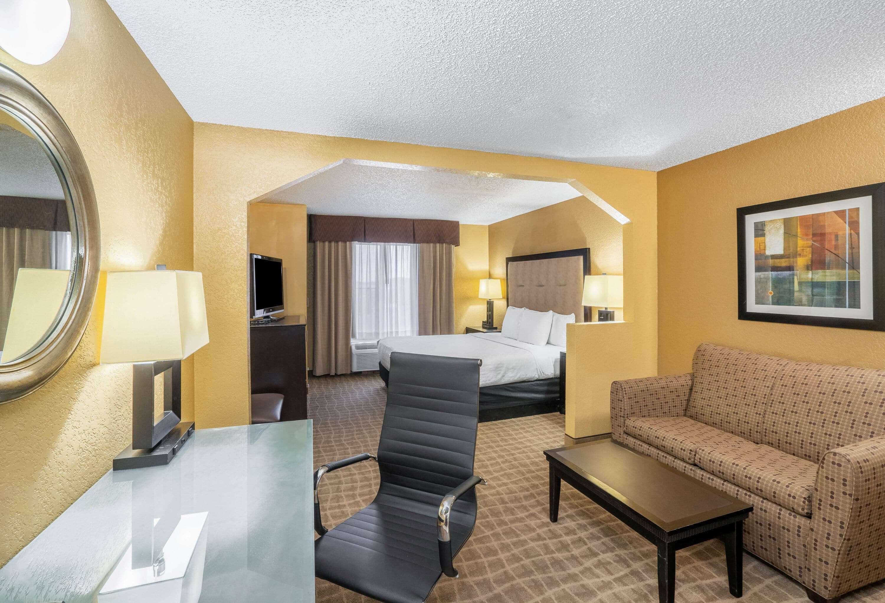 La Quinta By Wyndham Hot Springs Hotel Екстериор снимка