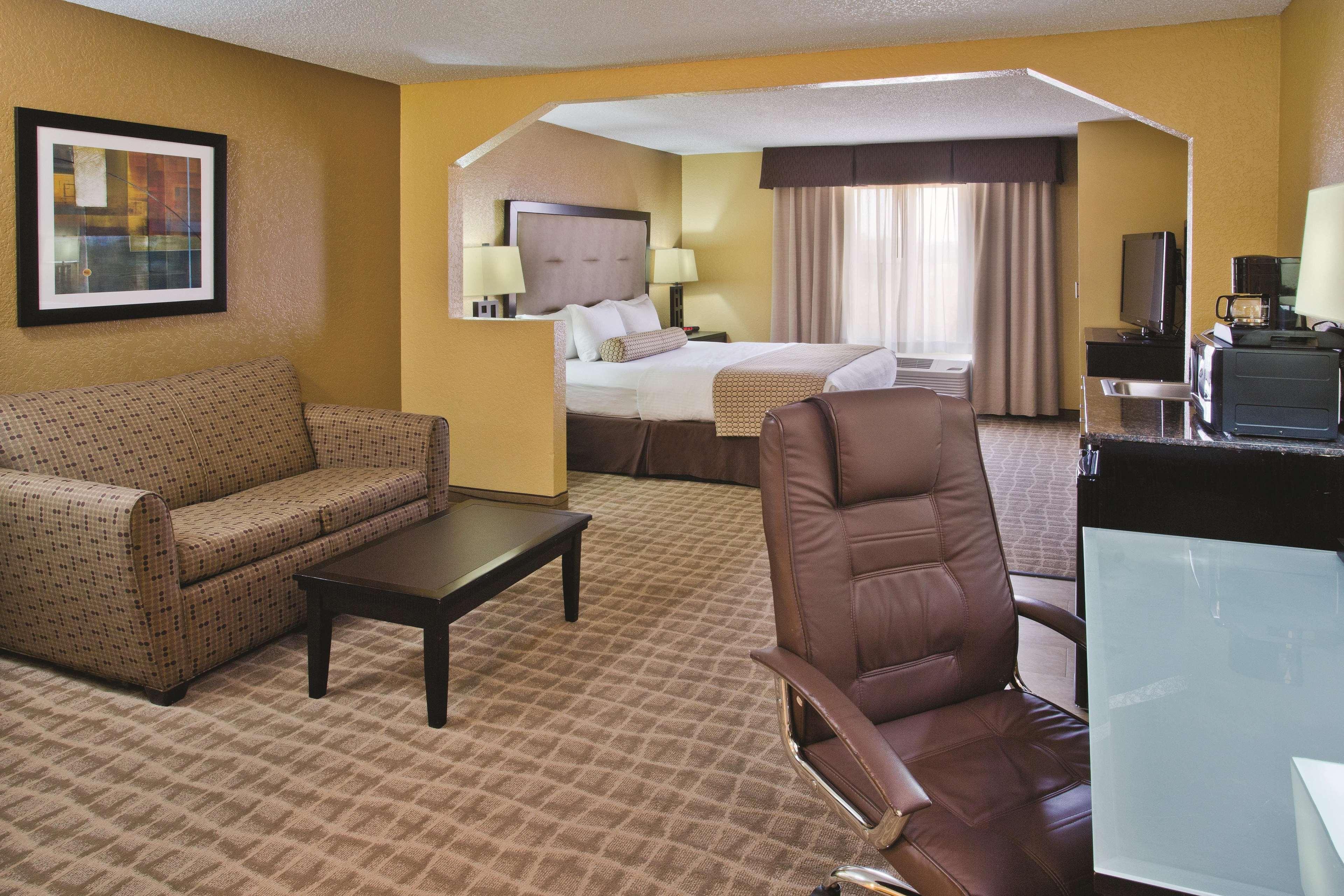 La Quinta By Wyndham Hot Springs Hotel Екстериор снимка