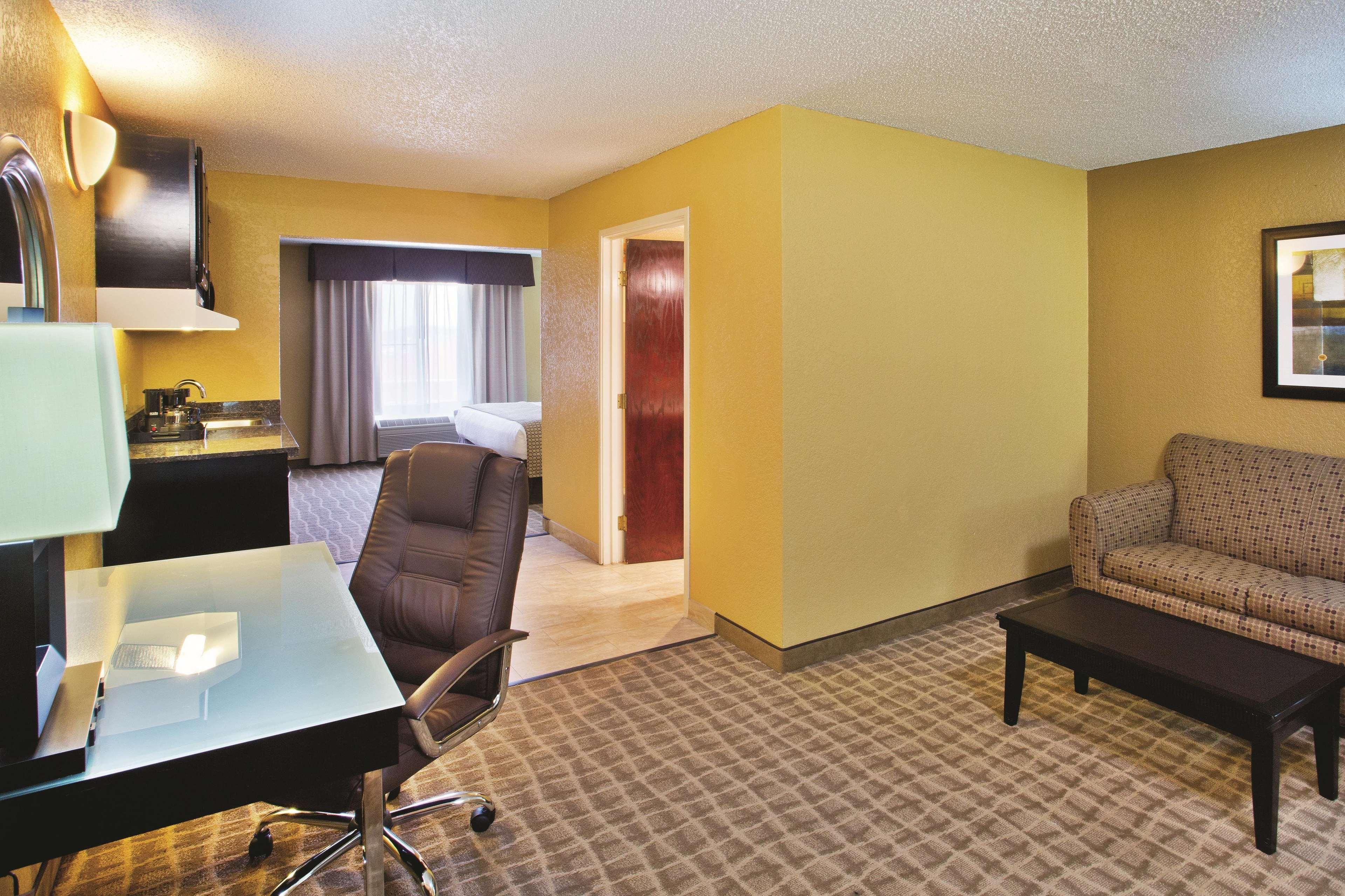 La Quinta By Wyndham Hot Springs Hotel Екстериор снимка