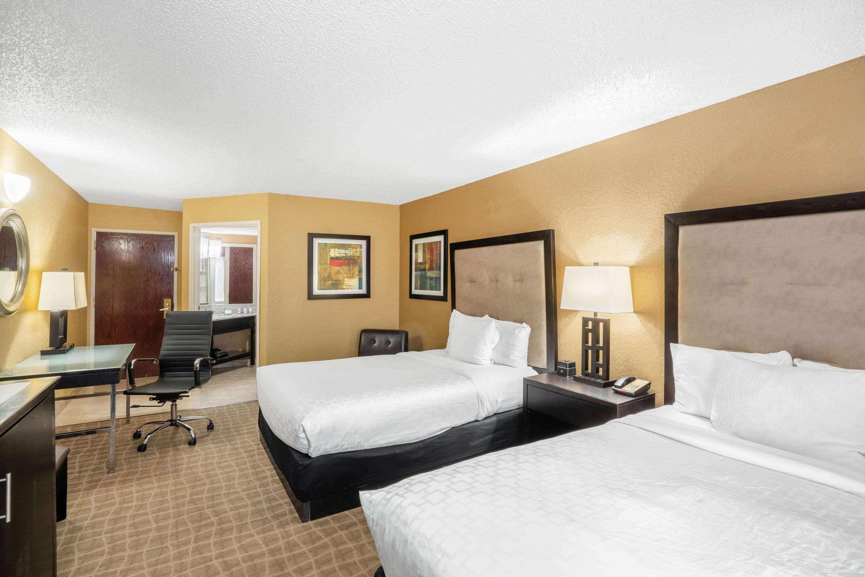 La Quinta By Wyndham Hot Springs Hotel Екстериор снимка