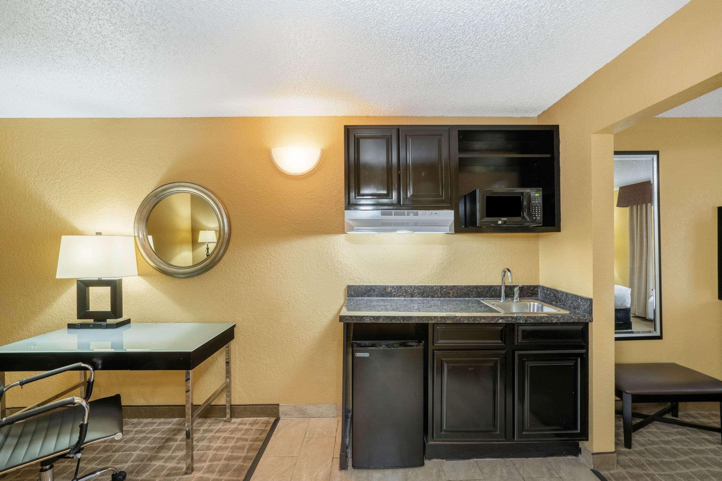 La Quinta By Wyndham Hot Springs Hotel Екстериор снимка