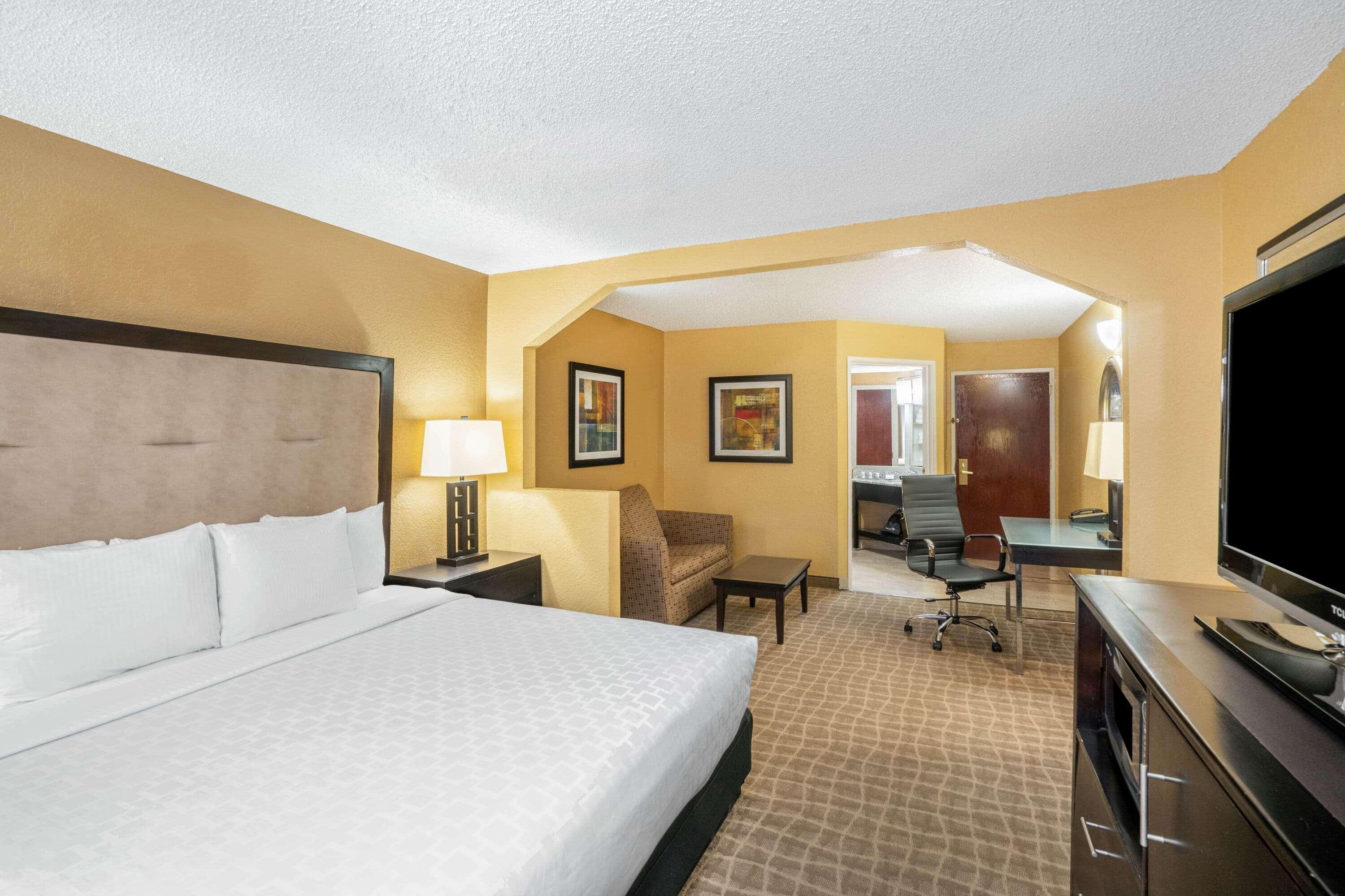 La Quinta By Wyndham Hot Springs Hotel Екстериор снимка