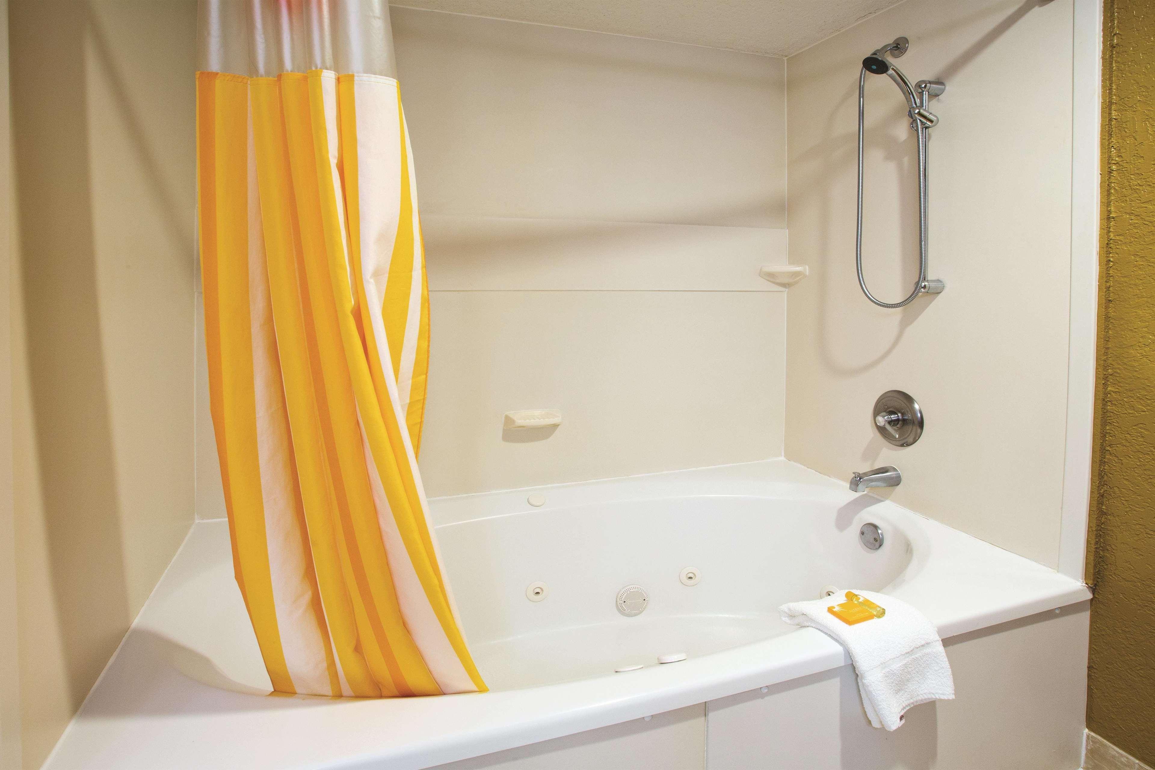 La Quinta By Wyndham Hot Springs Hotel Екстериор снимка