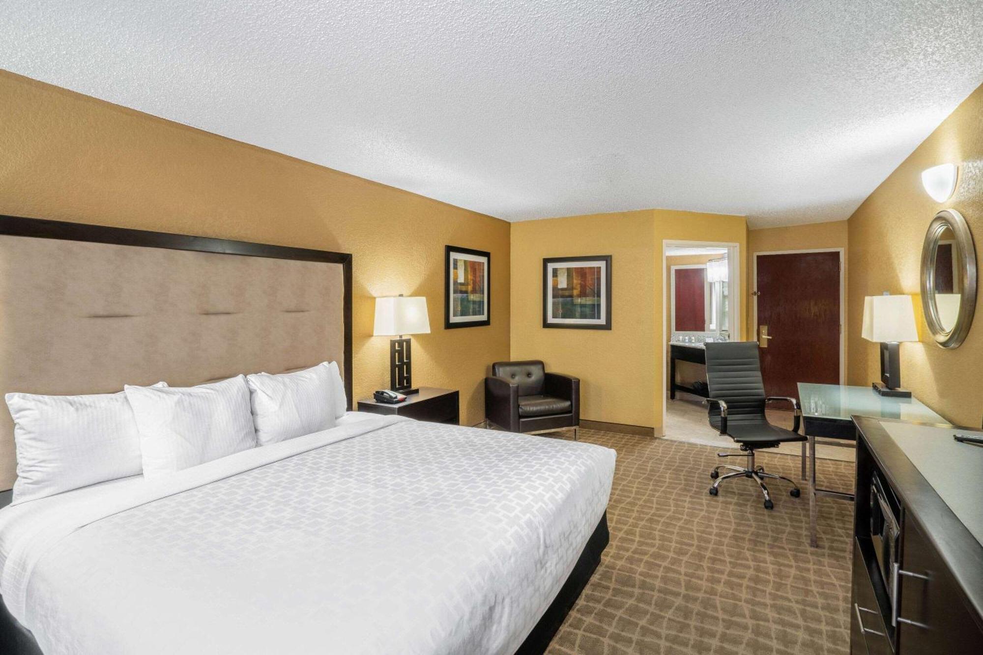 La Quinta By Wyndham Hot Springs Hotel Екстериор снимка